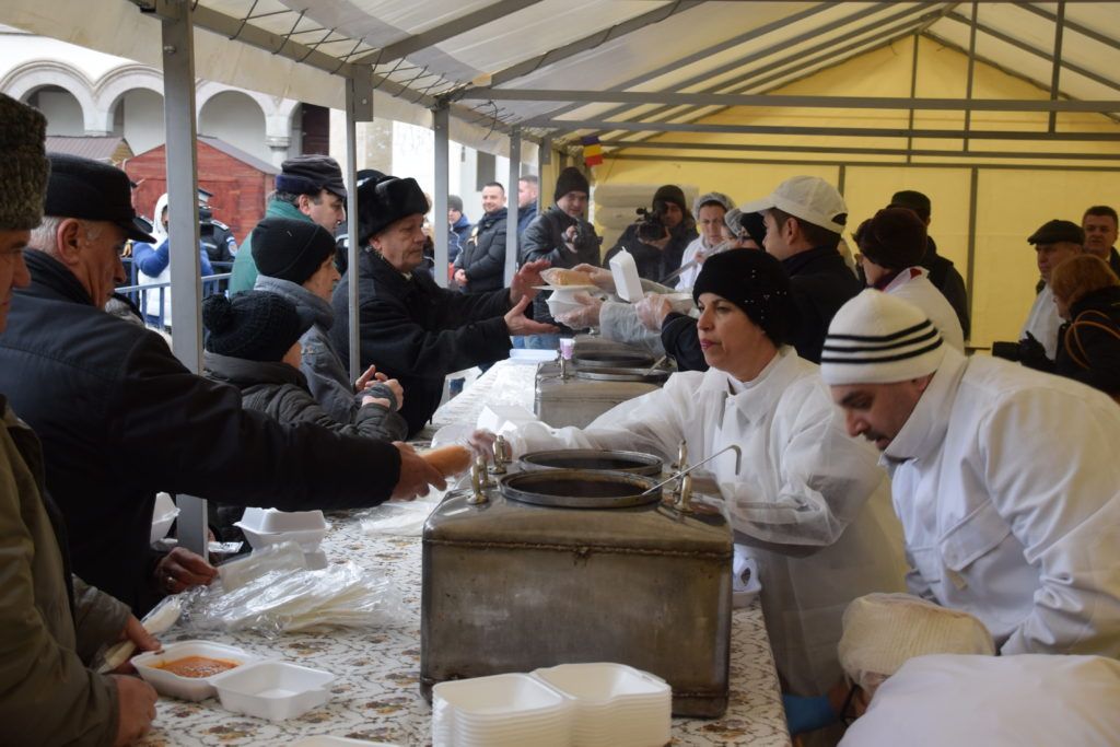 Cocardele și fasolea cu cârnați, de Ziua Națională, mai scumpe anul acesta decât anul trecut