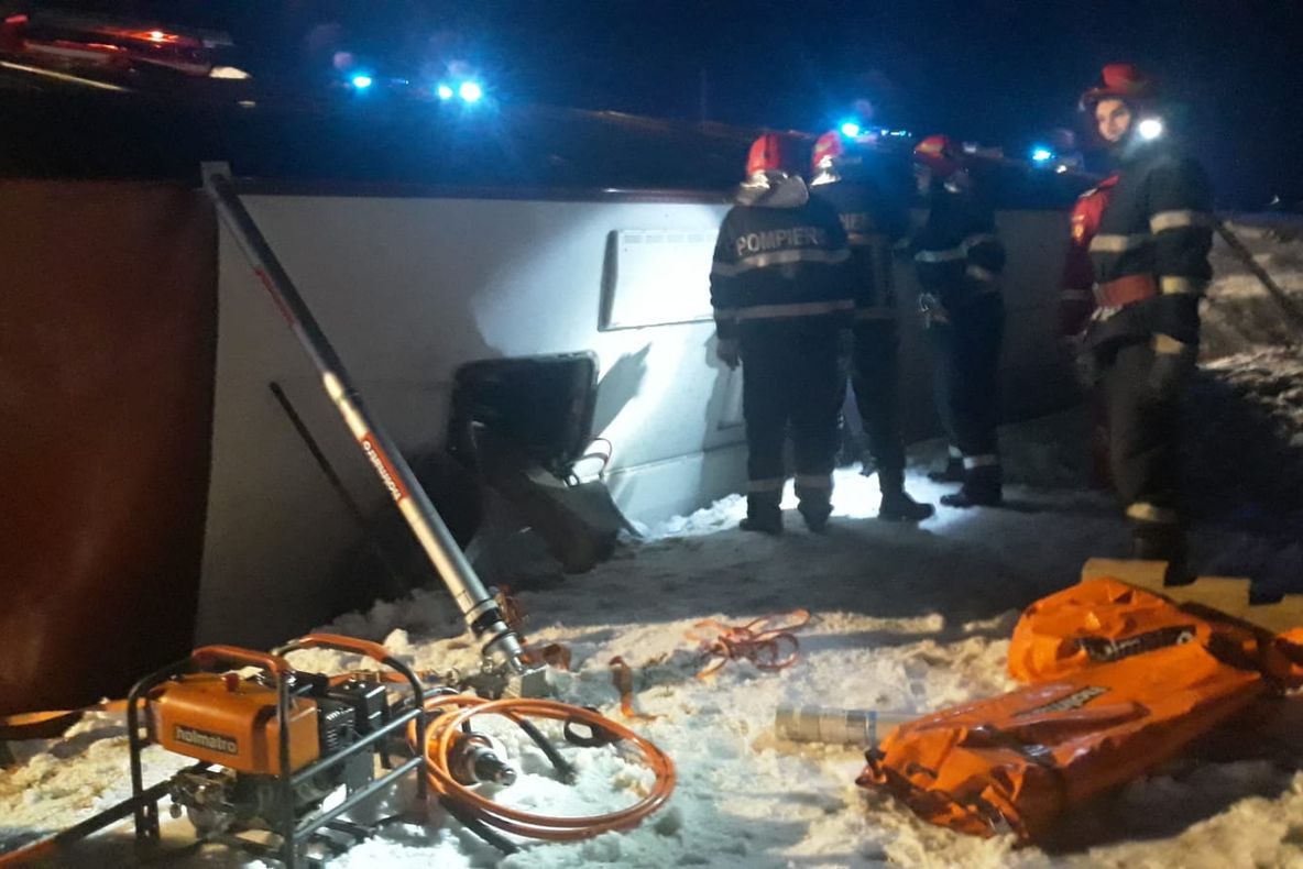 ULTIMA ORĂ   Un pasager în stop cardio-respirator, găsit sub autocarul răsturnat