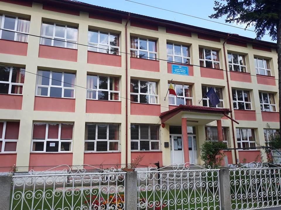 La liceul din Dumitrești nu se fac ore că e prea frig în clase. Directorul dă vina pe cutremurul de luna trecută