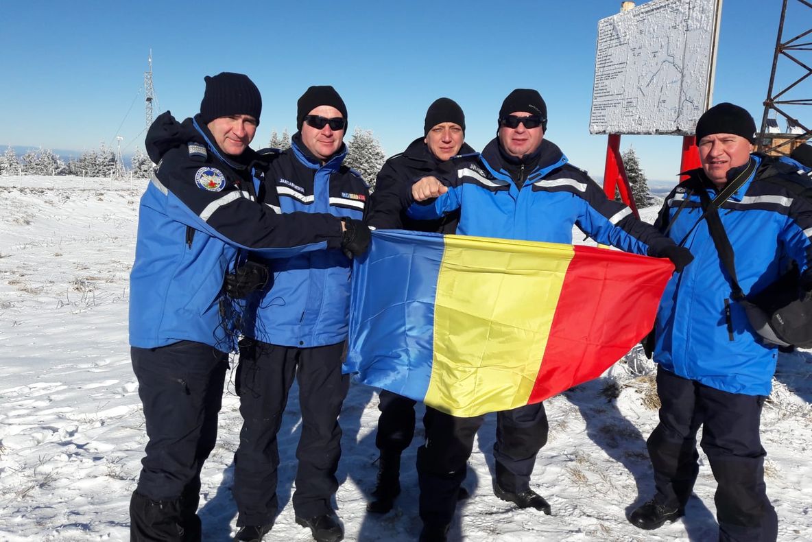 FOTO   De Ziua Națională, jandarmii montani au urcat pe Vârful Lăcăuți