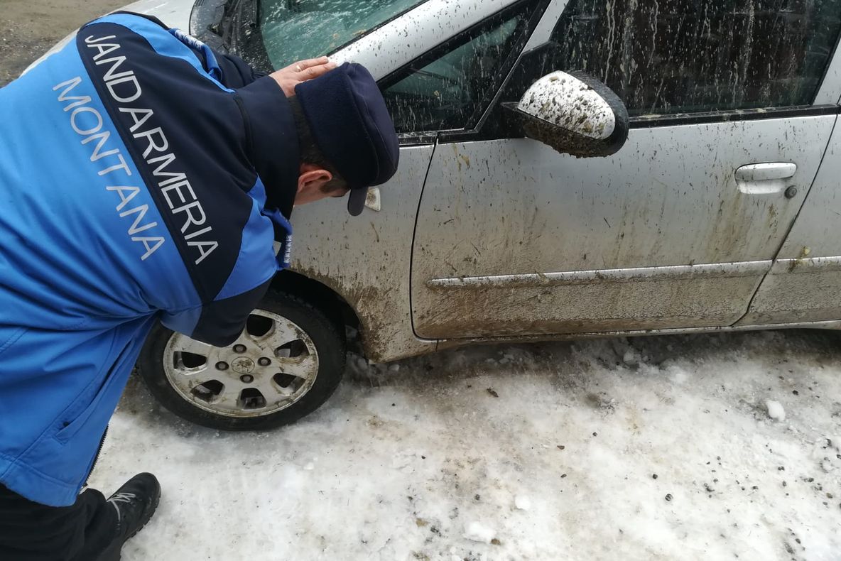 ULTIMA ORĂ   O șoferiță ajunsă în șanț cu mașina, pe un drum forestier, a fost salvată de jandarmii montani și polițiștii din Soveja