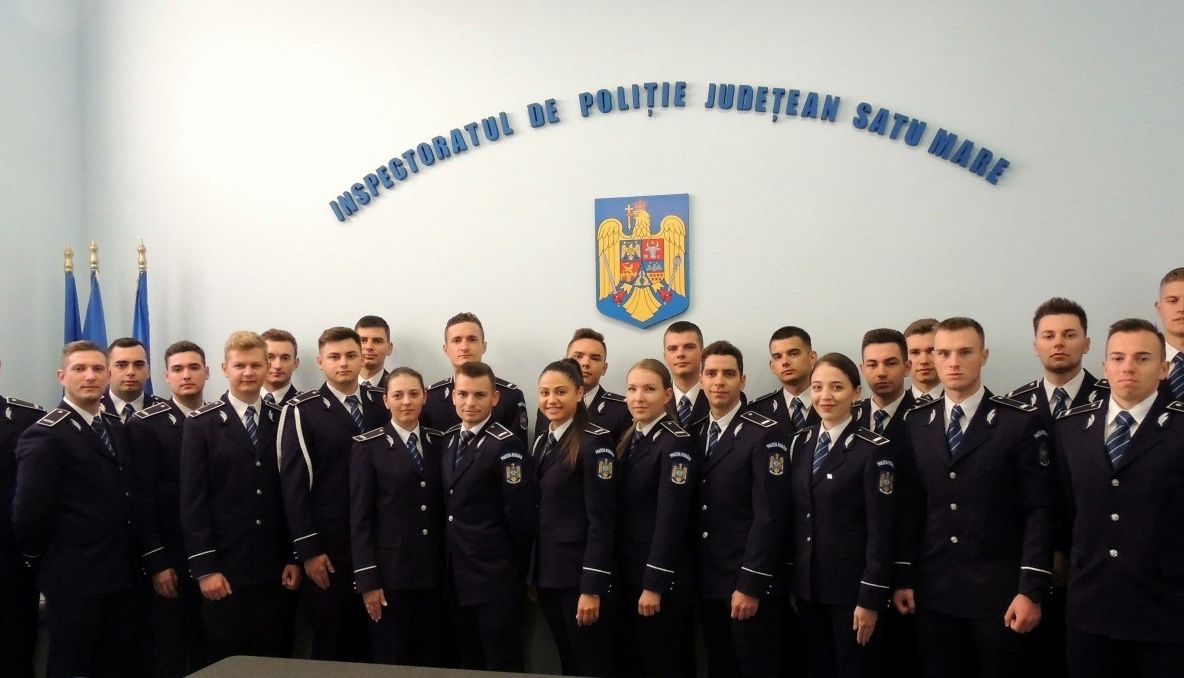 Polițiști premiați și avansați înainte de termen, de Ziua Națională