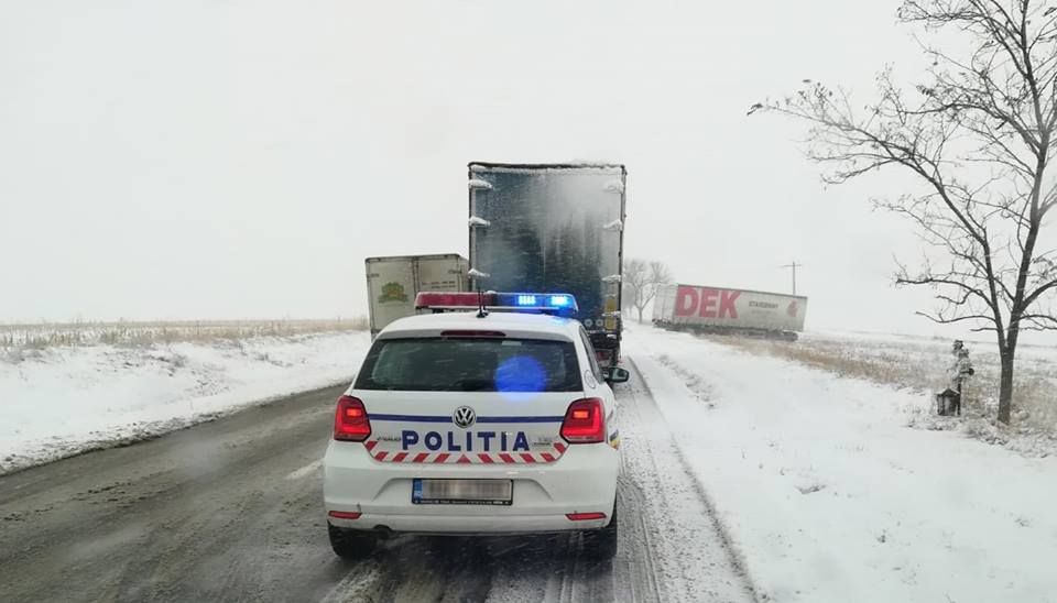ULTIMA ORĂ   Un tir derapat a blocat un sens pe E85, spre Adjud