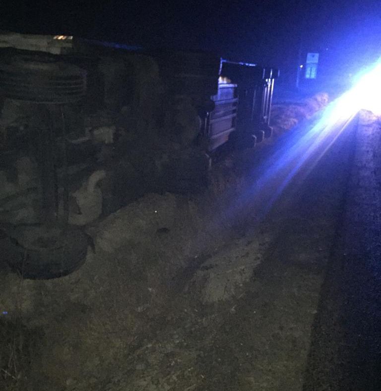 Camion cu alimente, răsturnat la Dumbrăveni