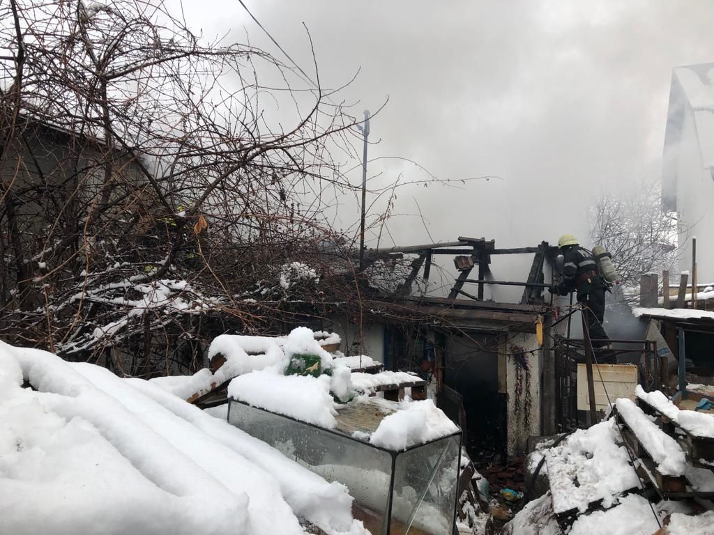 FOTO  Focul a distrus o gospodărie în Biliești. Proprietarului i s-a făcut rău