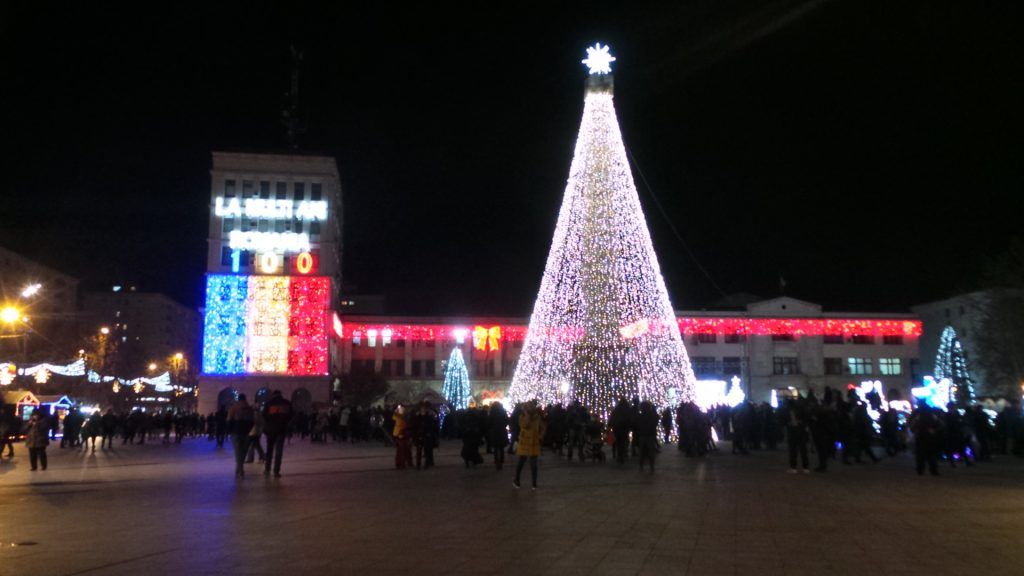 FOTO  S-au aprins luminițele de Crăciun în Focșani