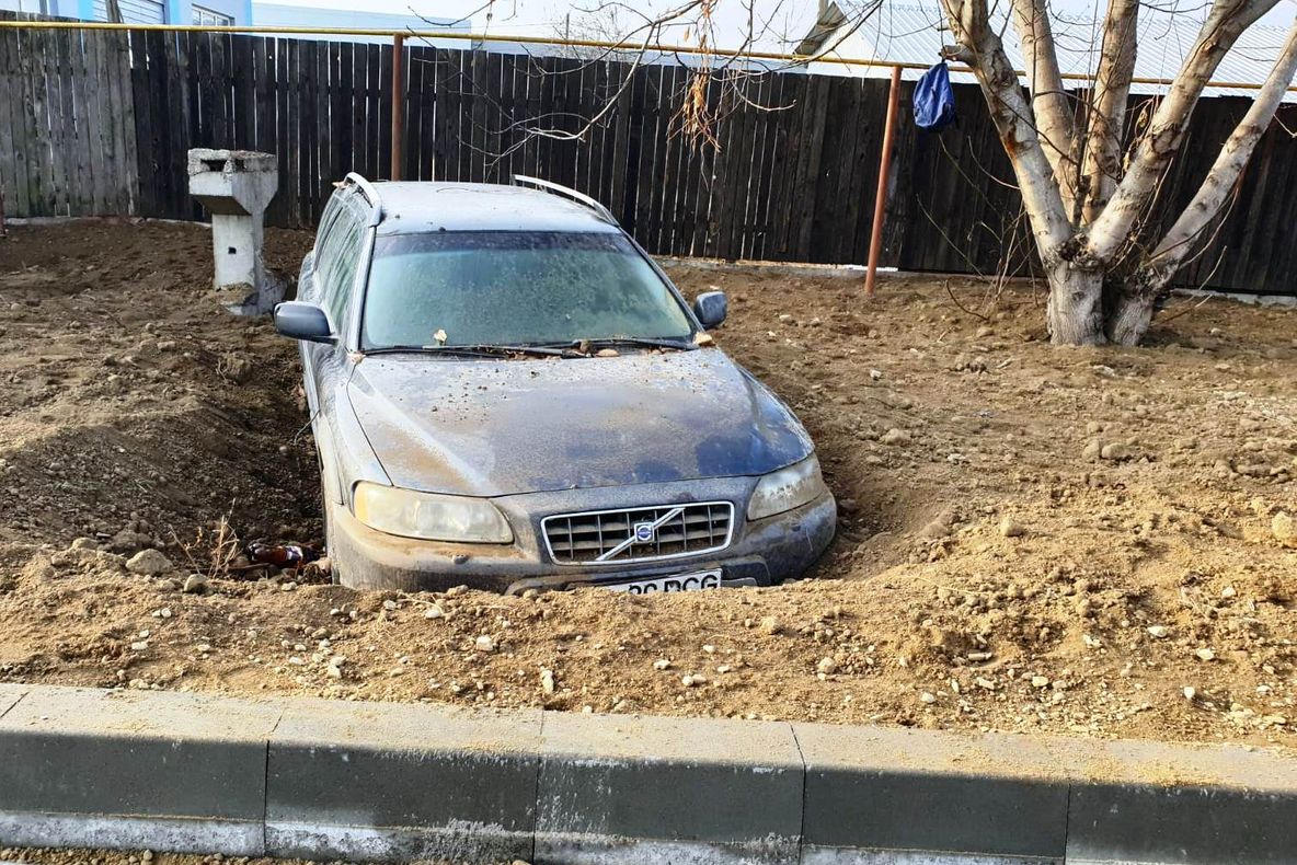 ELEGANT Doreii de Focșani au reparat strada pe lângă mașină, pe care au îngropat-o