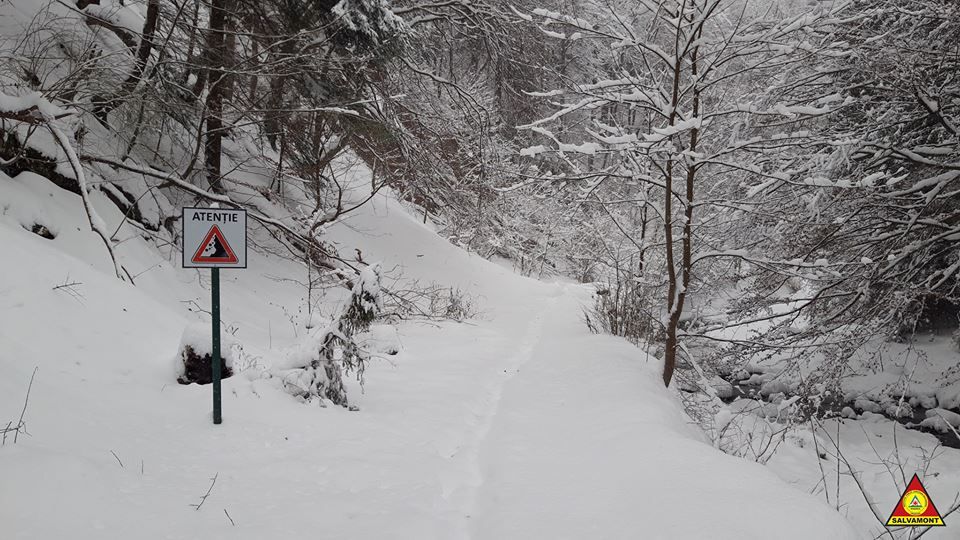 FOTO  S-a închis traseul turistic Cheile Tișiței. Pericol de avalanșă