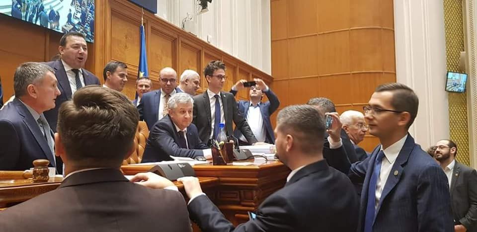 SCANDAL ÎN PARLAMENT Deputatul liberal Ion Ștefan i-a zgâlțâit scaunul deputatului poreclit "Ciordache"