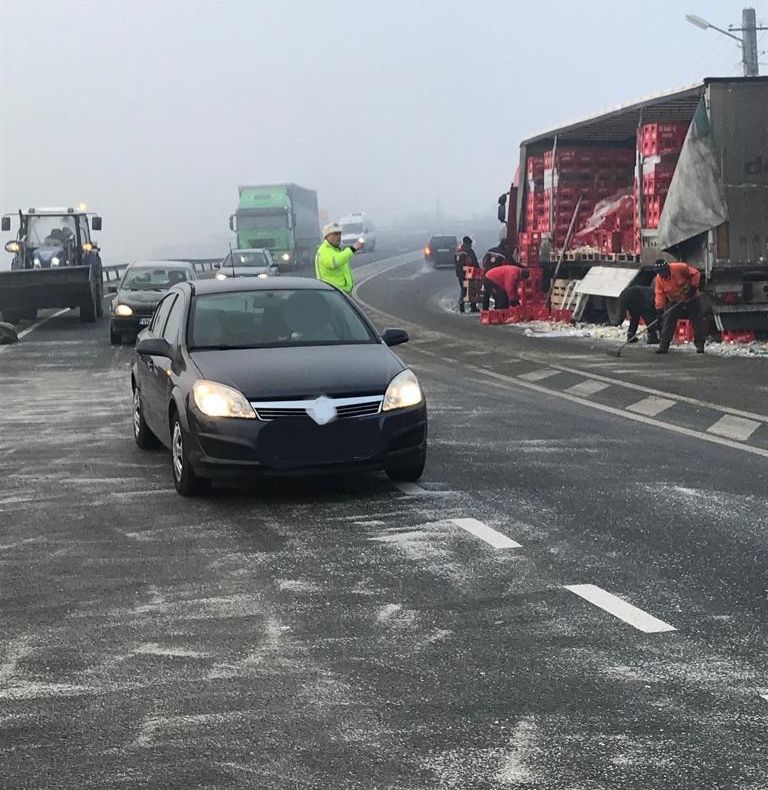 ULTIMA ORĂ   Tir derapat pe podul de la Dumbrăveni. Drumul european e plin de lăzi și sticle