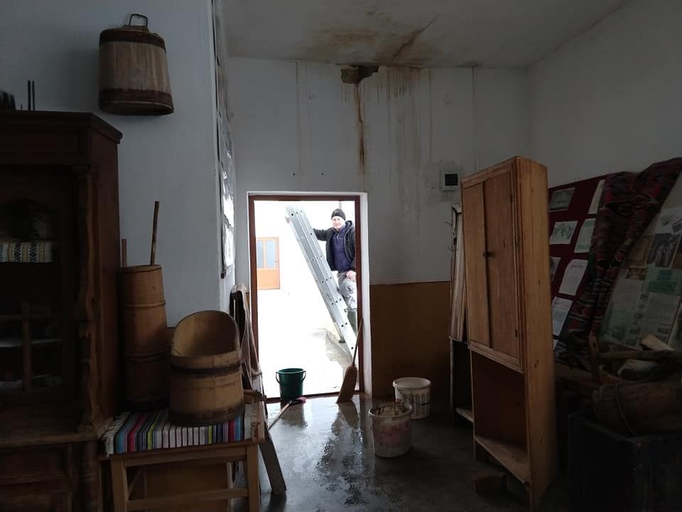 VIDEO Căminul Cultural din comuna vrânceană Năruja cade pe oameni