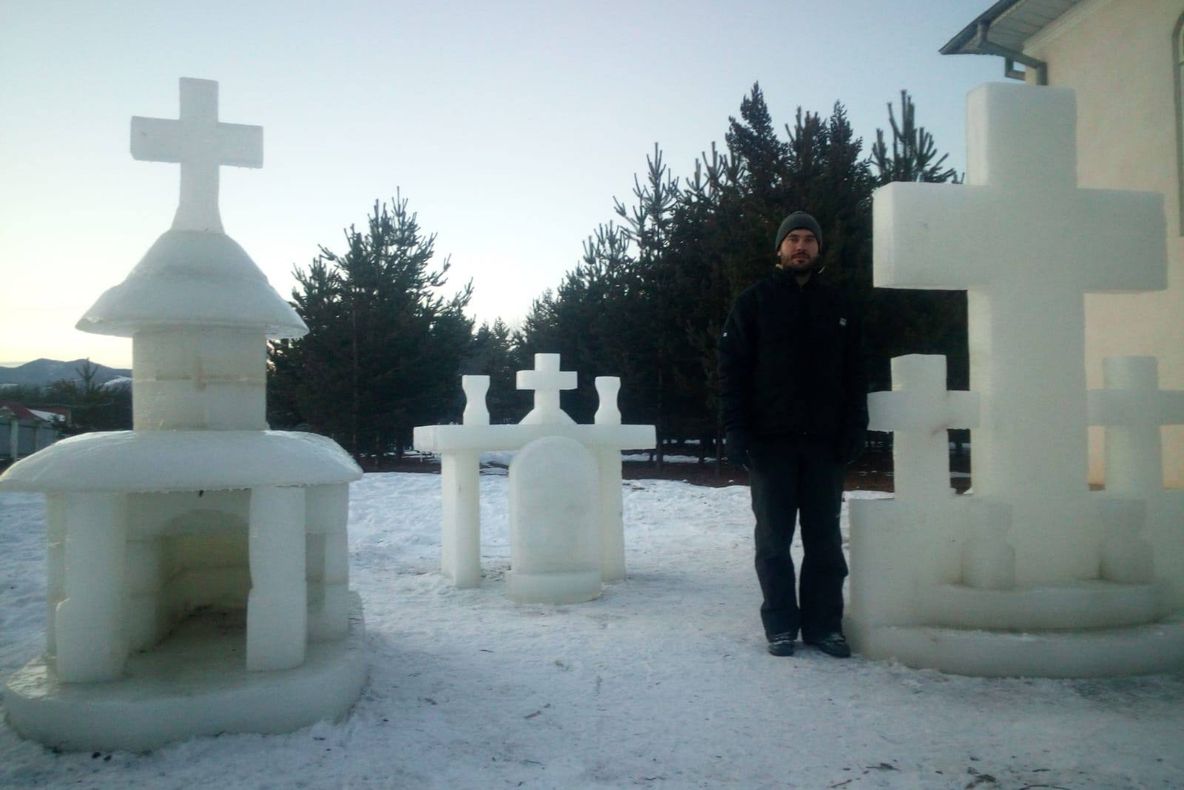 GALERIE FOTO Biserici în miniatură și cruci de gheață, adevărate opere de artă create de săteni la Năruja