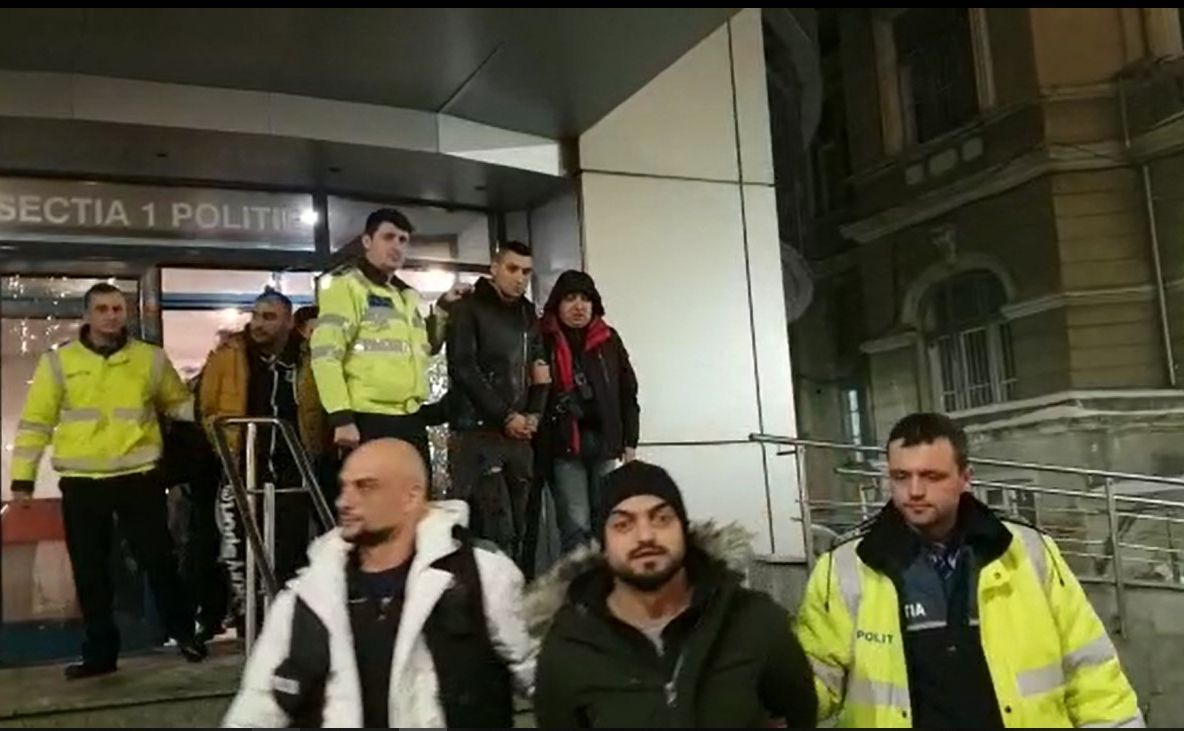 VIDEO Hoți vrânceni prinși de polițiști după ce au furat telefoane de zece mii de euro