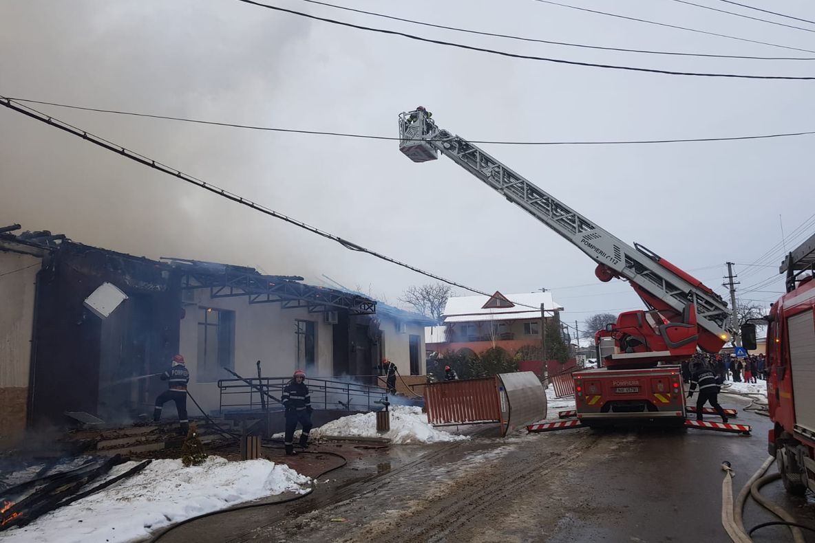 ULTIMA ORĂ   FOTO  Arde sediul Primăriei Fitionești