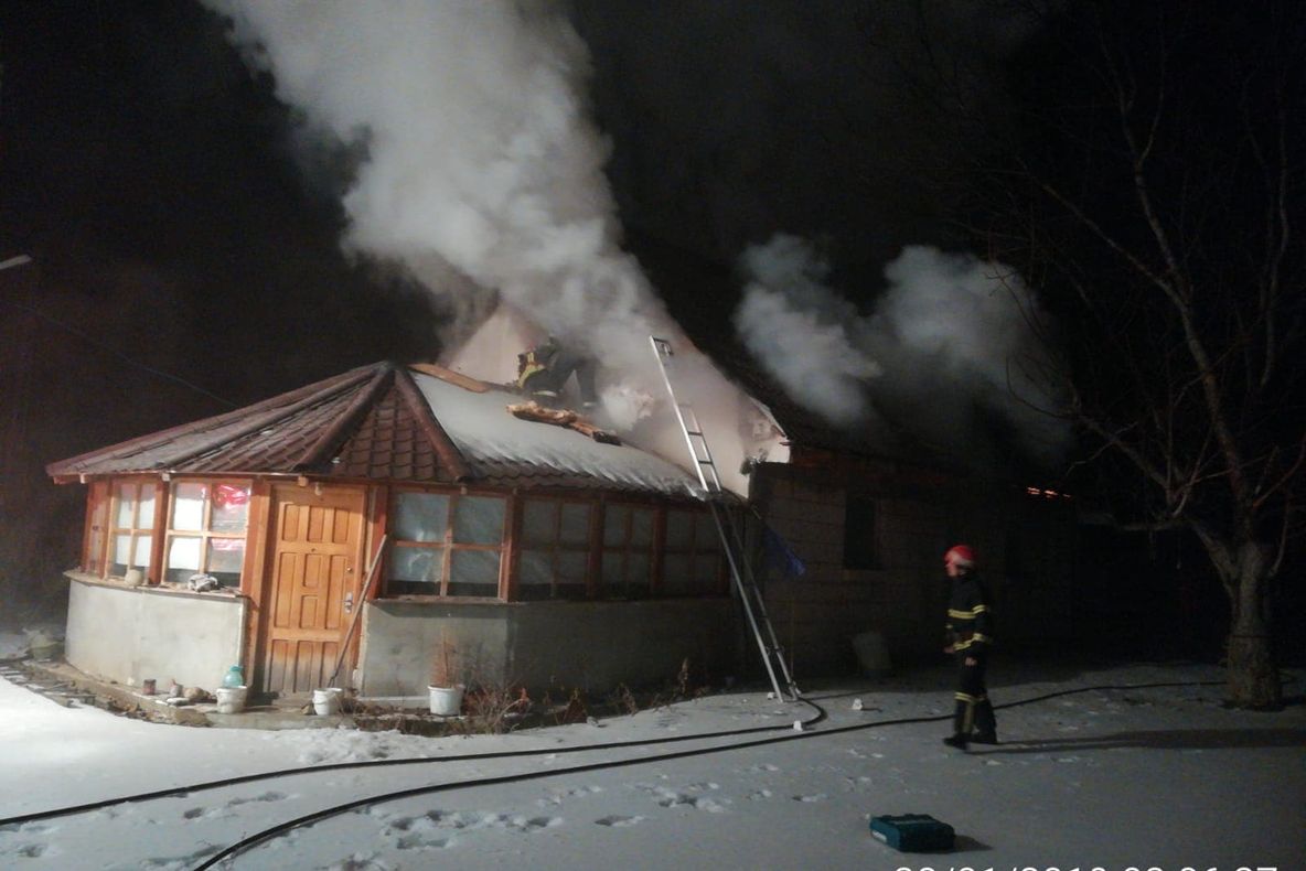 Incendiu, azi noapte, în Câmpineanca. 20 de sicrie făcute scrum