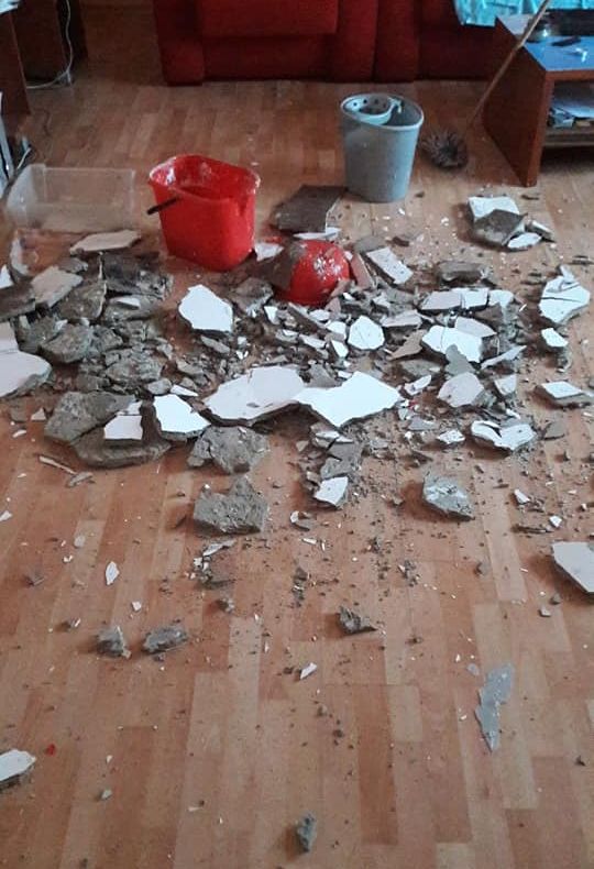 FOTO  Indiferența autorităților: cum arată locuința de serviciu a unui actor focșănean. De 12 ani, Primăria nu vrea să repare acoperișul blocului