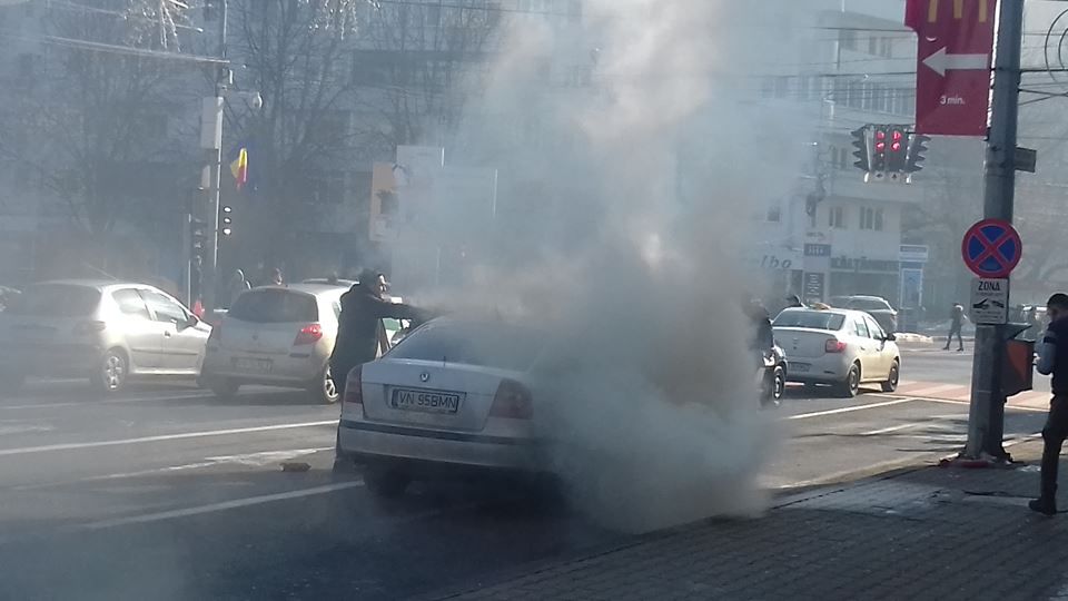 O mașină a luat foc pe Bulevardul Unirii din Focșani