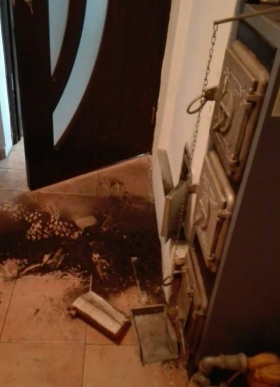 VIDEO Locatarii blocurilor ANL din Gugești, intoxicați cu fum an de an, de la hornul comun