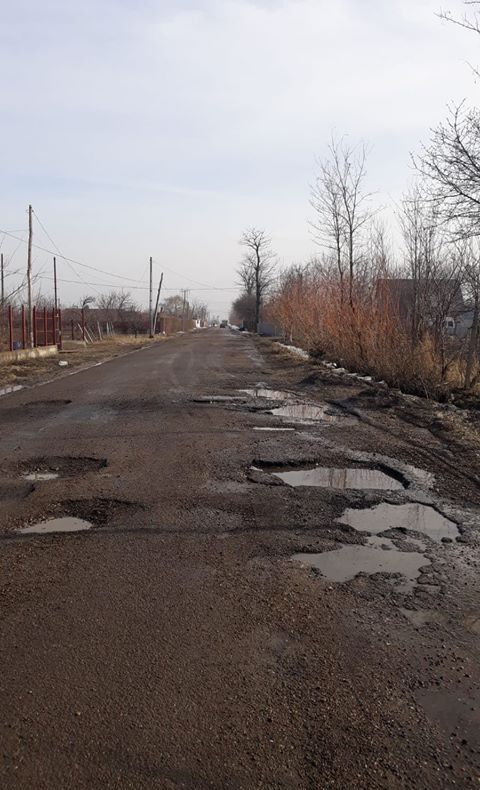 ”Spoială” pe drumul județean: gropi acoperite cu pietriș, la Garoafa
