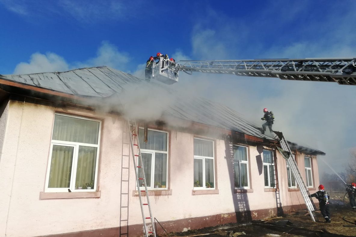 FOTO  Incendiu la școala din satul Ivăncești