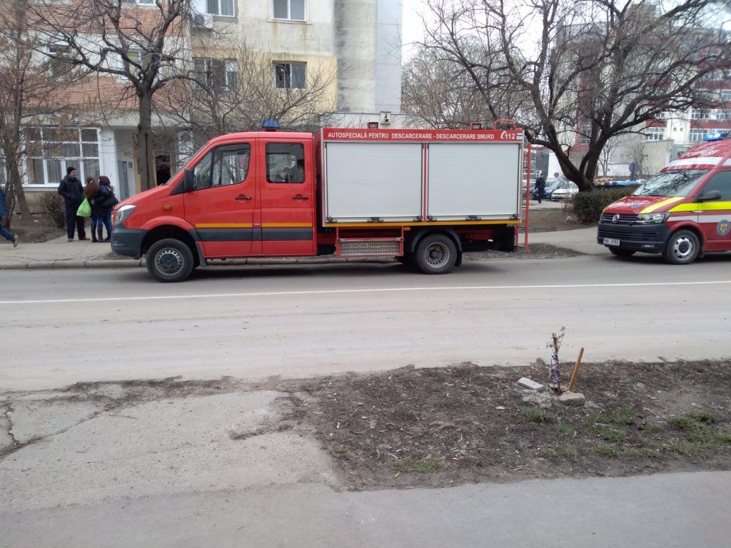 Femeie găsită moartă în propriul apartament