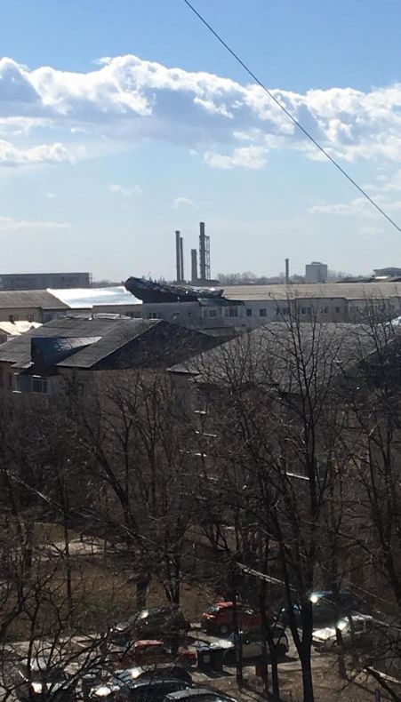 ULTIMA ORĂ: Vântul puternic smulge acoperișurile de pe blocurile din Focșani