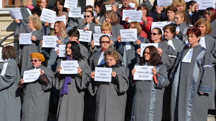 ULTIMA ORĂ   Protest al grefierilor în fața Tribunalului Vrancea