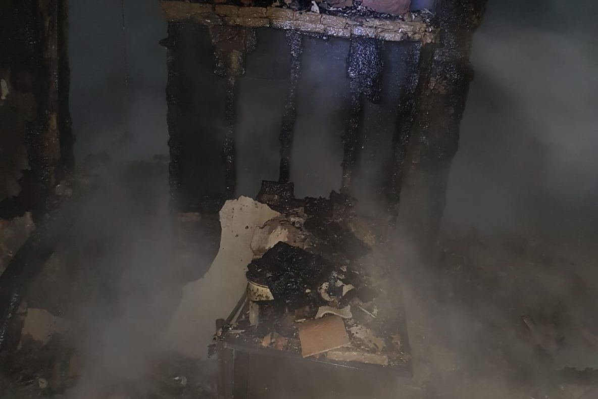 Un bărbat a ajuns la spital, cu mai multe răni, după ce i-a luat foc locuința