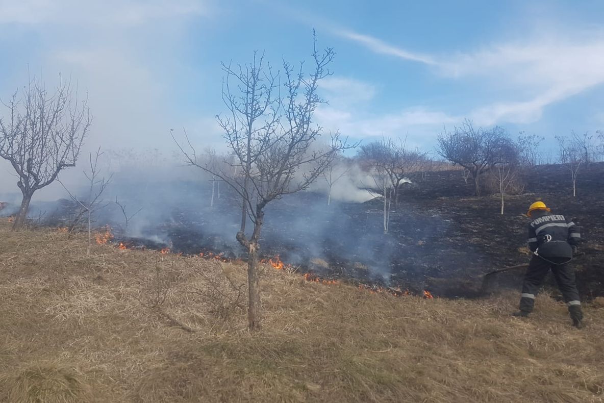 Bărbat mort, surprins de un incendiu de vegetație de la marginea Focșaniului