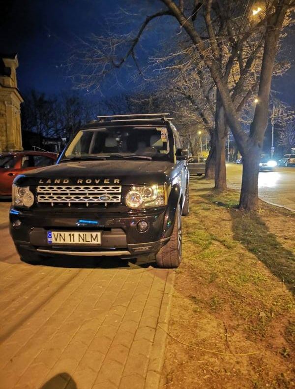 GALERIE FOTO Pe consilierul local PSD Mihai Nedelcu nu-l vede Poliția lui Misăilă cum parchează pe trotuar, la cârciumă