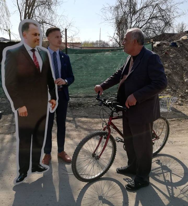 Liberalii îl ironizează pe primarul Misăilă cu o machetă, în mărime naturală, pe care o plimbă prin oraș