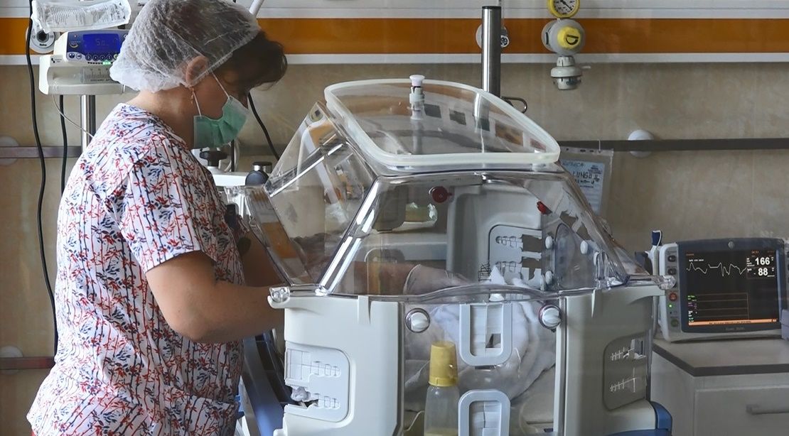 STUDIU: 6 din 10 mămici recunosc că au dat șpăgi în maternitățile de stat