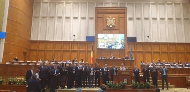 Deputații PNL au protestat cu banderole albe, în plen, pentru retragerea Ordonanței 7 a lui Tudorel Toader