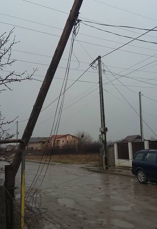 FOTO   Stâlpi de telefonie ”căzuți” la datorie, în Focșani