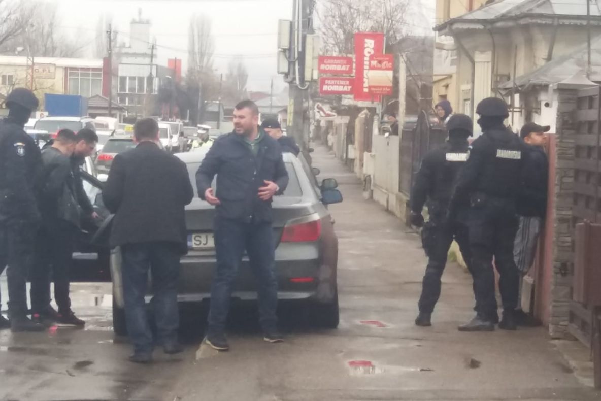 ULTIMA ORĂ Suspecți de trafic de droguri, săltați de mascați pe o stradă din Focșani