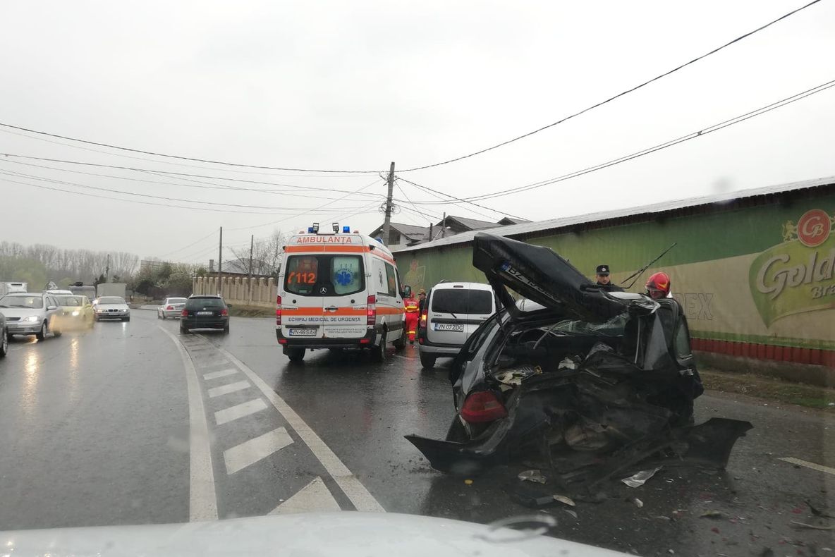 ULTIMA ORĂ Accident grav la Golești, doi copii și un adult încarcerați într-un autoturism
