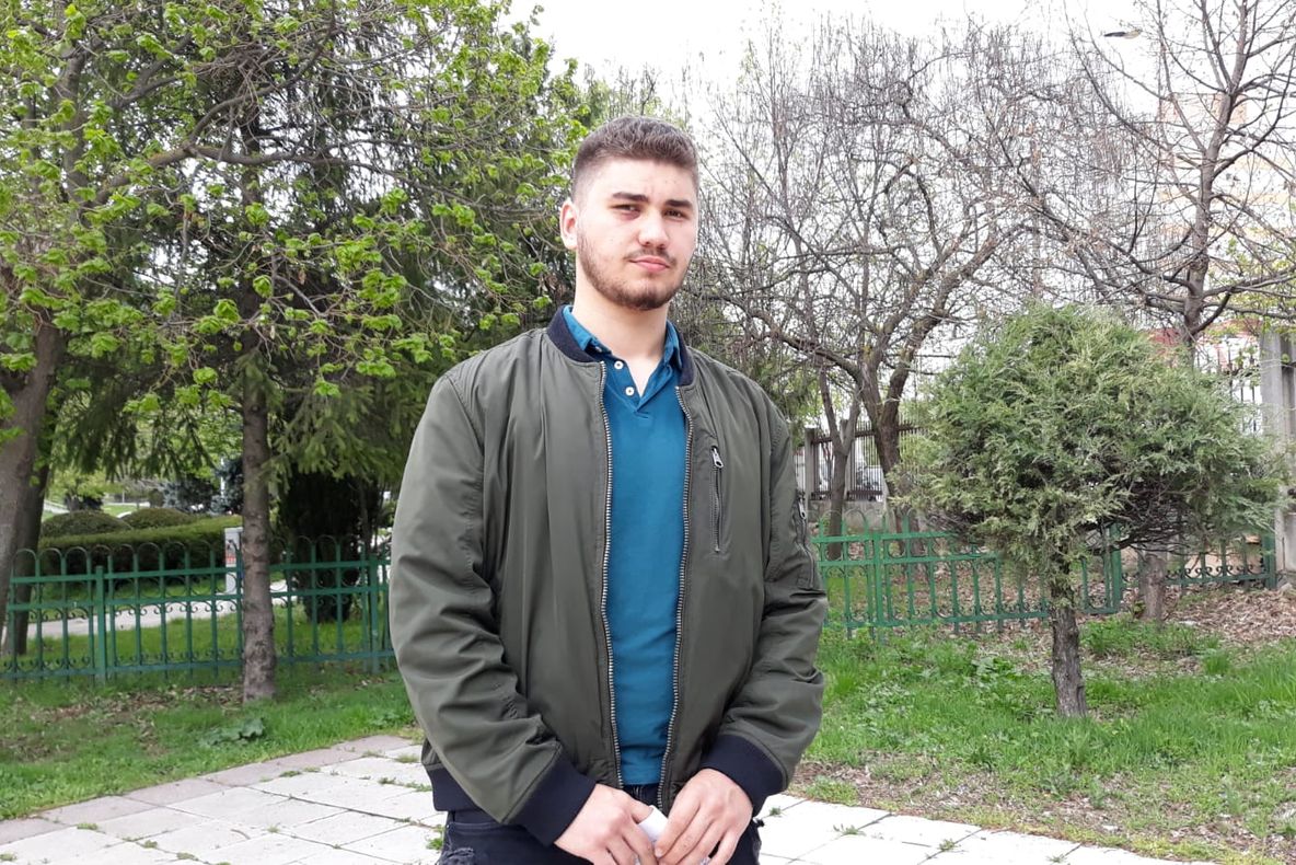 VIDEO Elev bătut de supraveghetoarea căminului Liceului de Artă din Focșani. "Am dat cu o vărguță", spune femeia