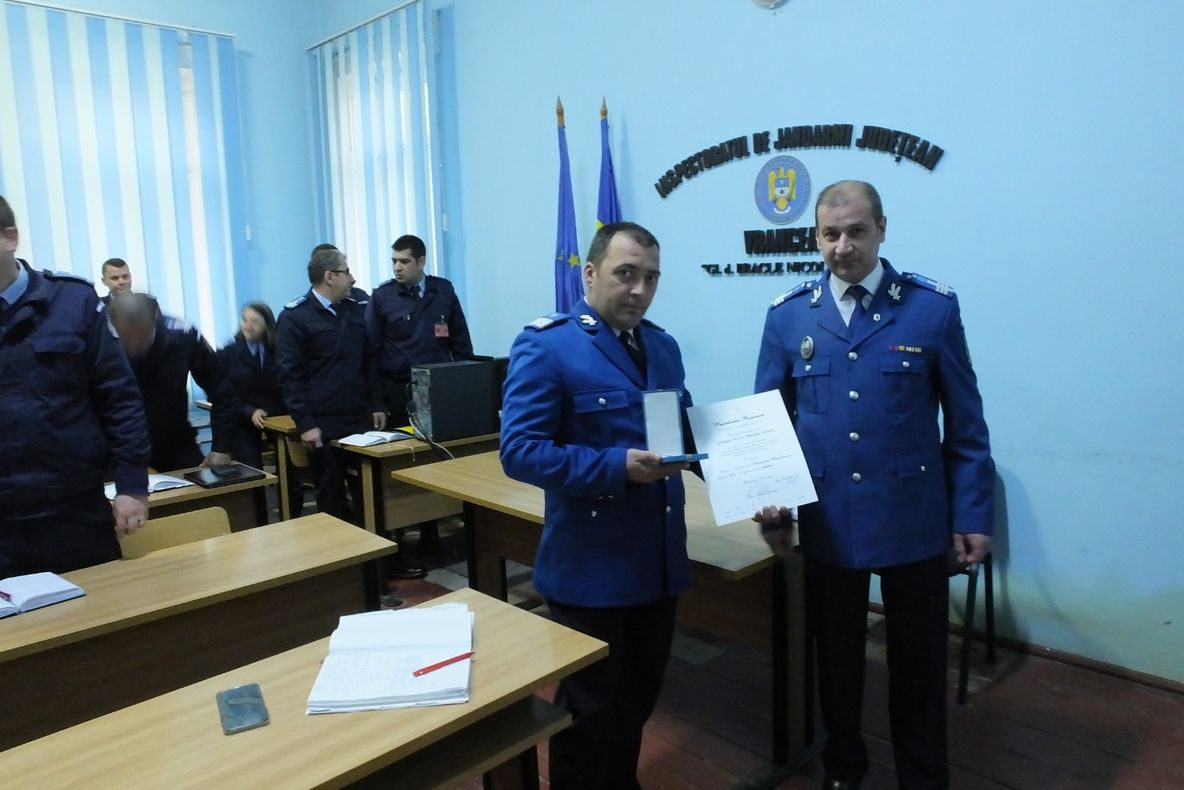 Un jandarm vrâncean a primit o decorație din partea președintelui României