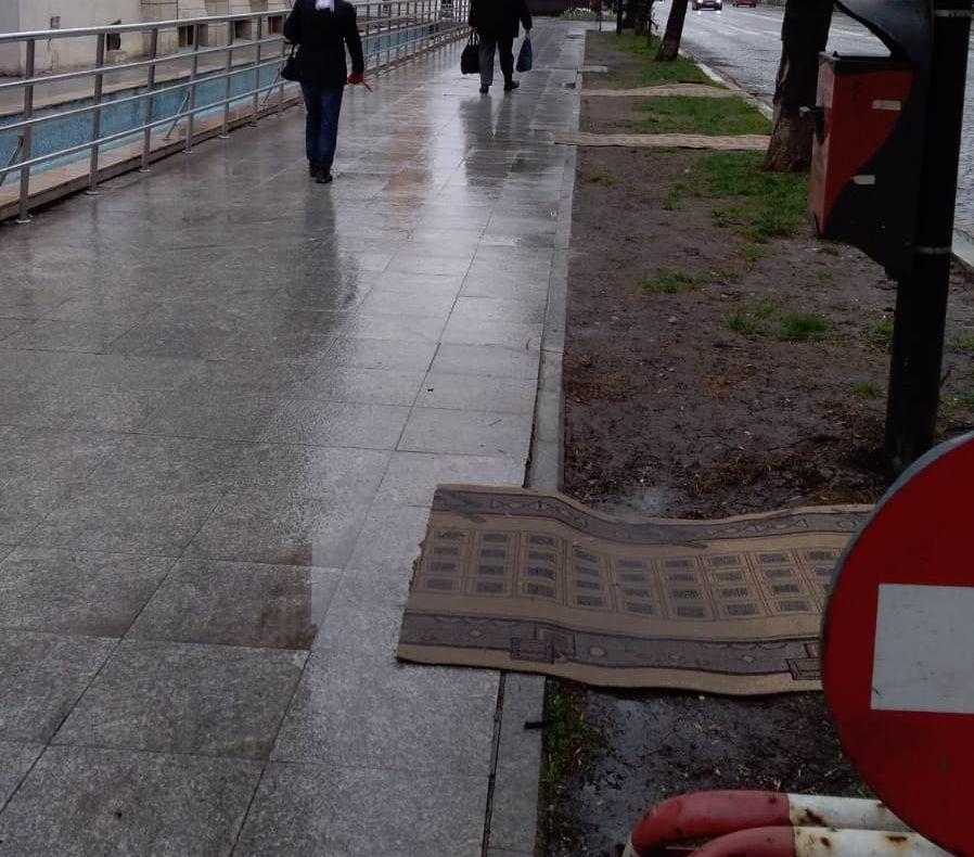 Oprișan spune că șoferii au așezat carpete pe noroi, în fața CJ. "Șoferii fac asta de o sută de ani", menționează baronul