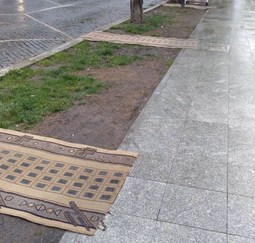 JENANT Oprișan a întâmpinat delegațiile de oficiali străini cu carpete pe noroi