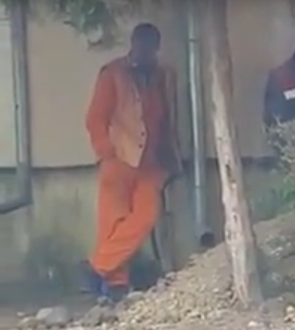 VIDEO Cum "trag din greu" 15 muncitori pentru a astupa un șanț în Focșani: unii sparg semințe, alții citesc reviste