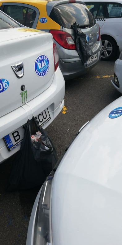 GALERIE FOTO Taximetriștii focșăneni - dovadă de bun simț, la protest: au pus saci de gunoi în spatele mașinilor