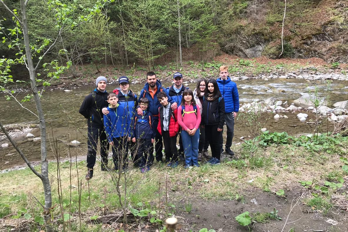 FOTO   Copiii și jandarmii populează cu păstrăv apele din Parcul Natural Putna