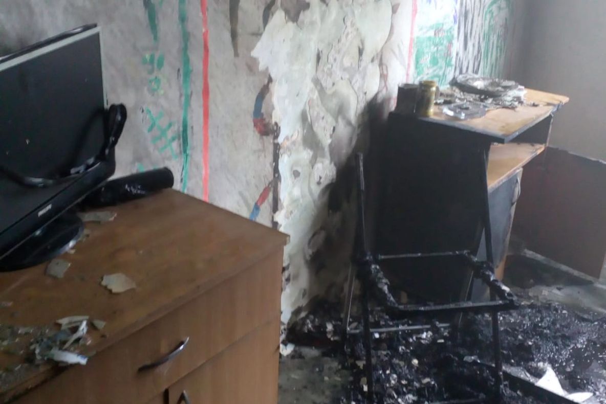 FOTO   Butelii scoase din flăcări de pompieri, la Gura Caliței