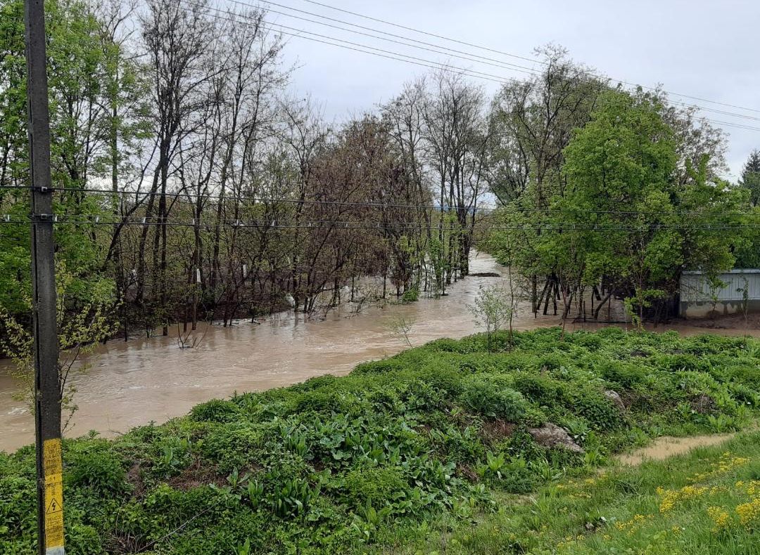 VIDEO ULTIMA ORĂ Drumul European E85, inundat la ieșire din Focșani spre Râmnicu Sărat