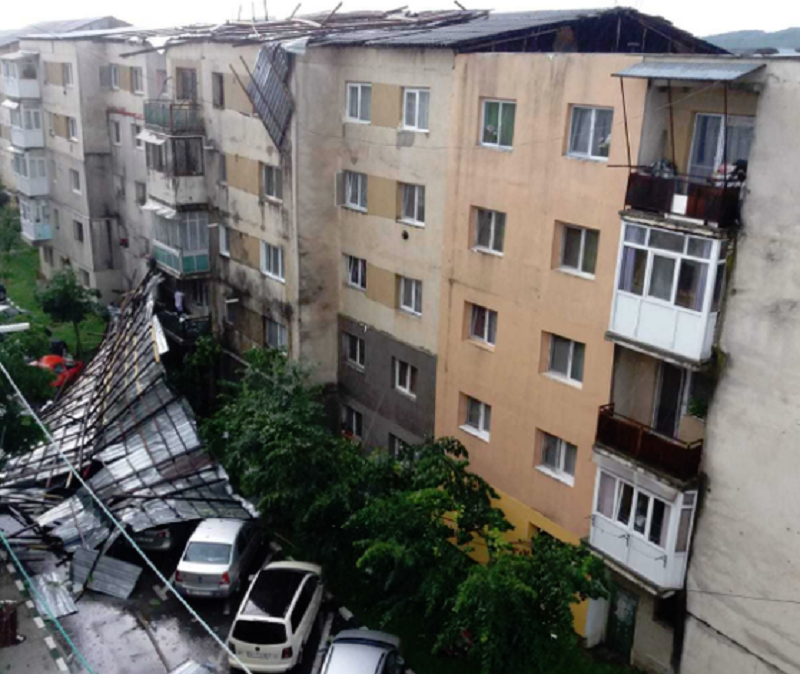 ULTIMA ORĂ La un pas de o tragedie: un acoperiș masiv a căzut în stradă, smuls de furtună