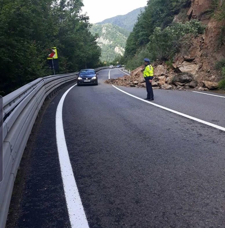 ULTIMA ORĂ   Atenție, șoferi! Bolovani căzuți pe DN2D