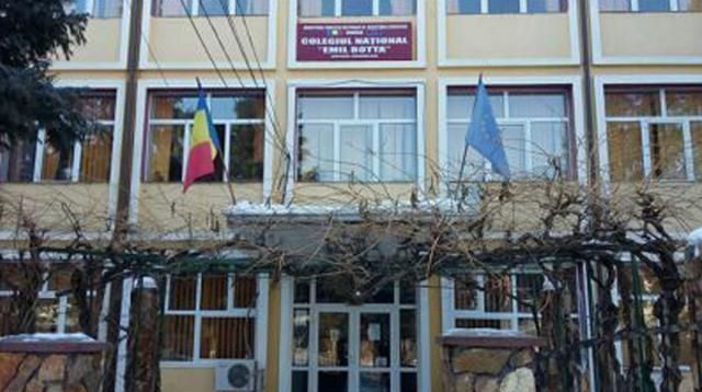 ULTIMA ORĂ  Profesorii Colegiului ”Emil Botta” din Adjud protestează față de reducerea numărului de clase