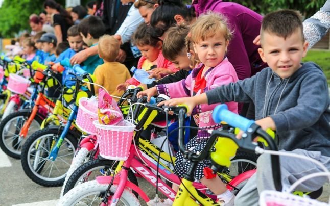 VIDEO Surpriză de 1 iunie: Primăria Cârligele le-a cumpărat biciclete tuturor copiilor din comună