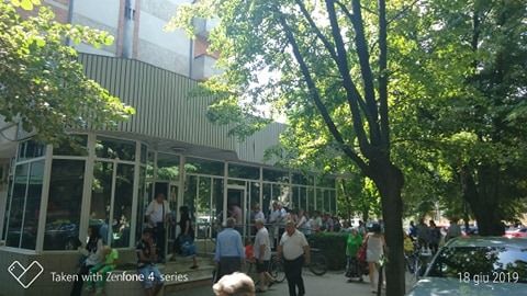 Focșănenii stau la coadă să-și plătească facturile
